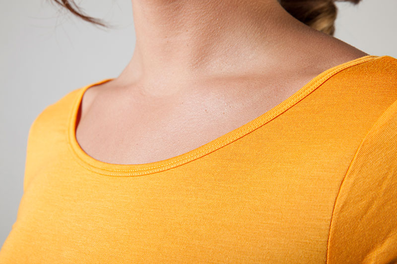 T-Shirt scollatura a U - Luna - Image 7